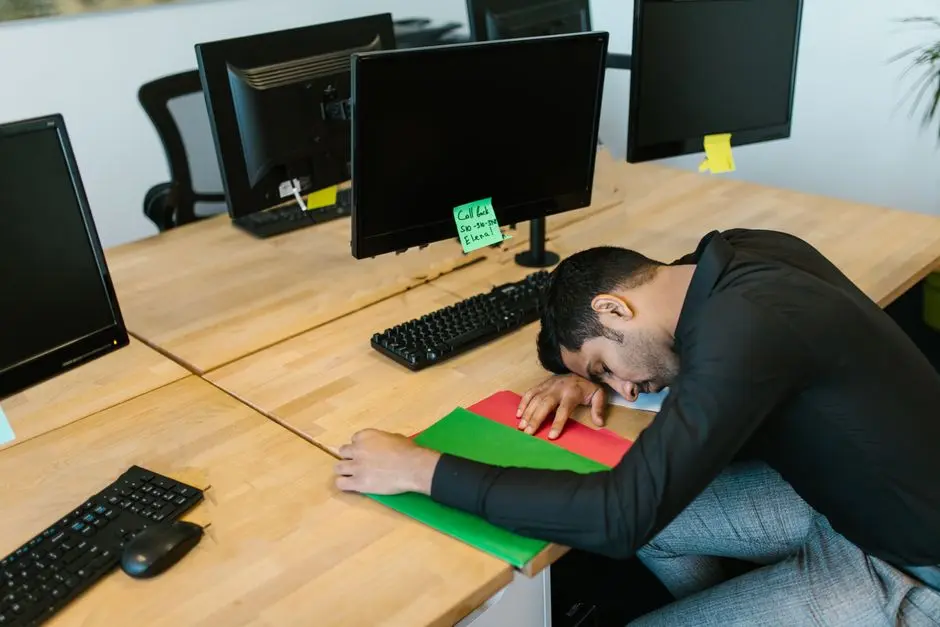 Pekerja kantor melakukan peregangan ringan di meja kerja